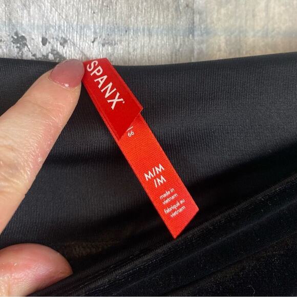 SPANX Velvet Leggings in Black Size Medium. - Picture 11 of 16